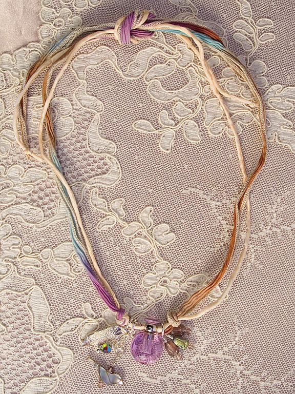 This photo shows the true color of the faceted glass mini aromatherapy bottle